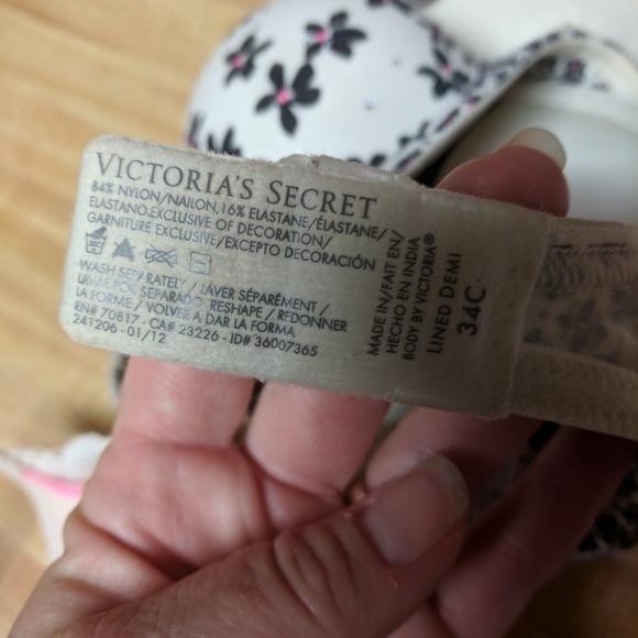 4 Victoria Secret bras. - Picture 4 of 7